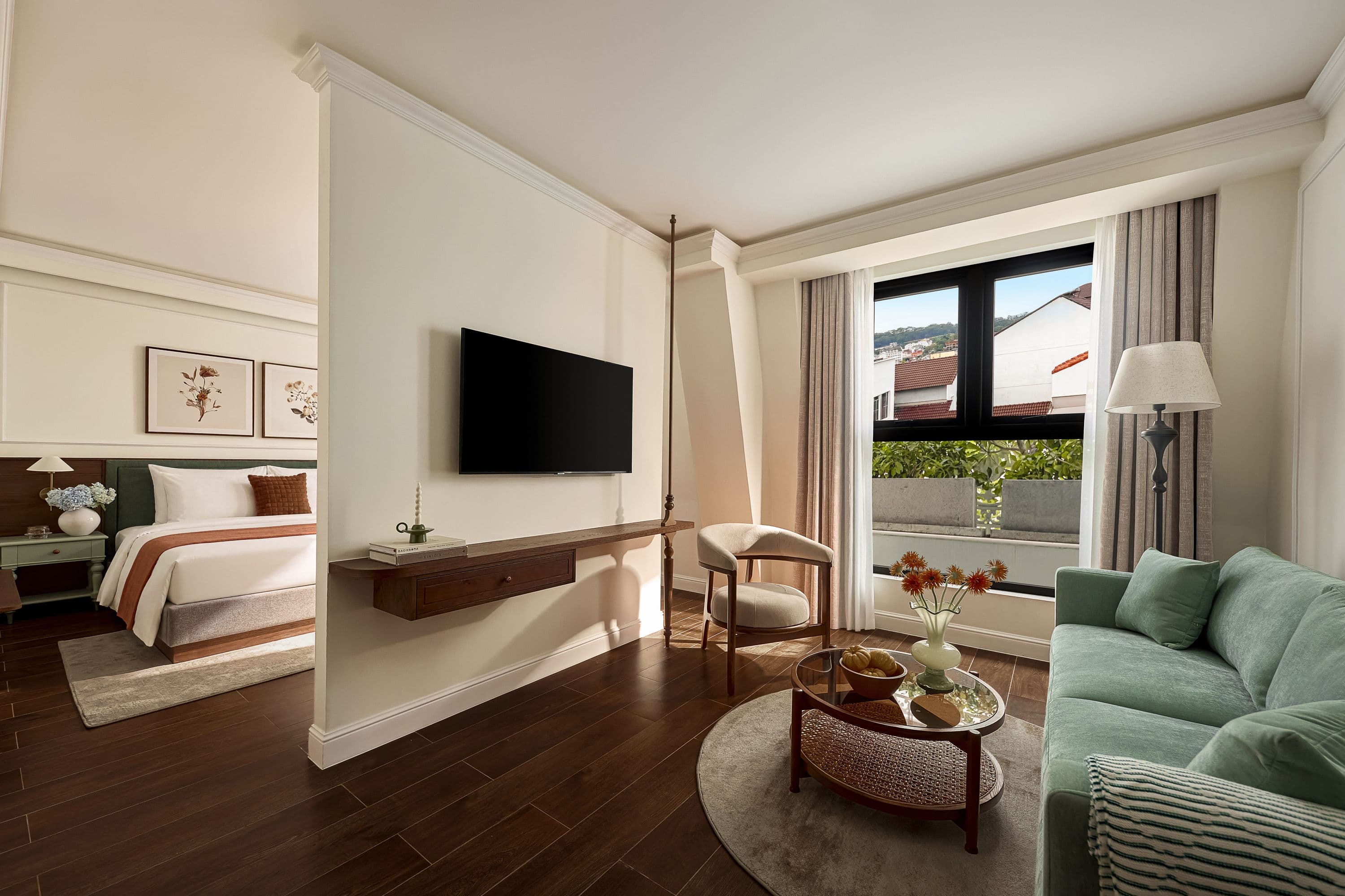 Junior Suite city view with bathtub