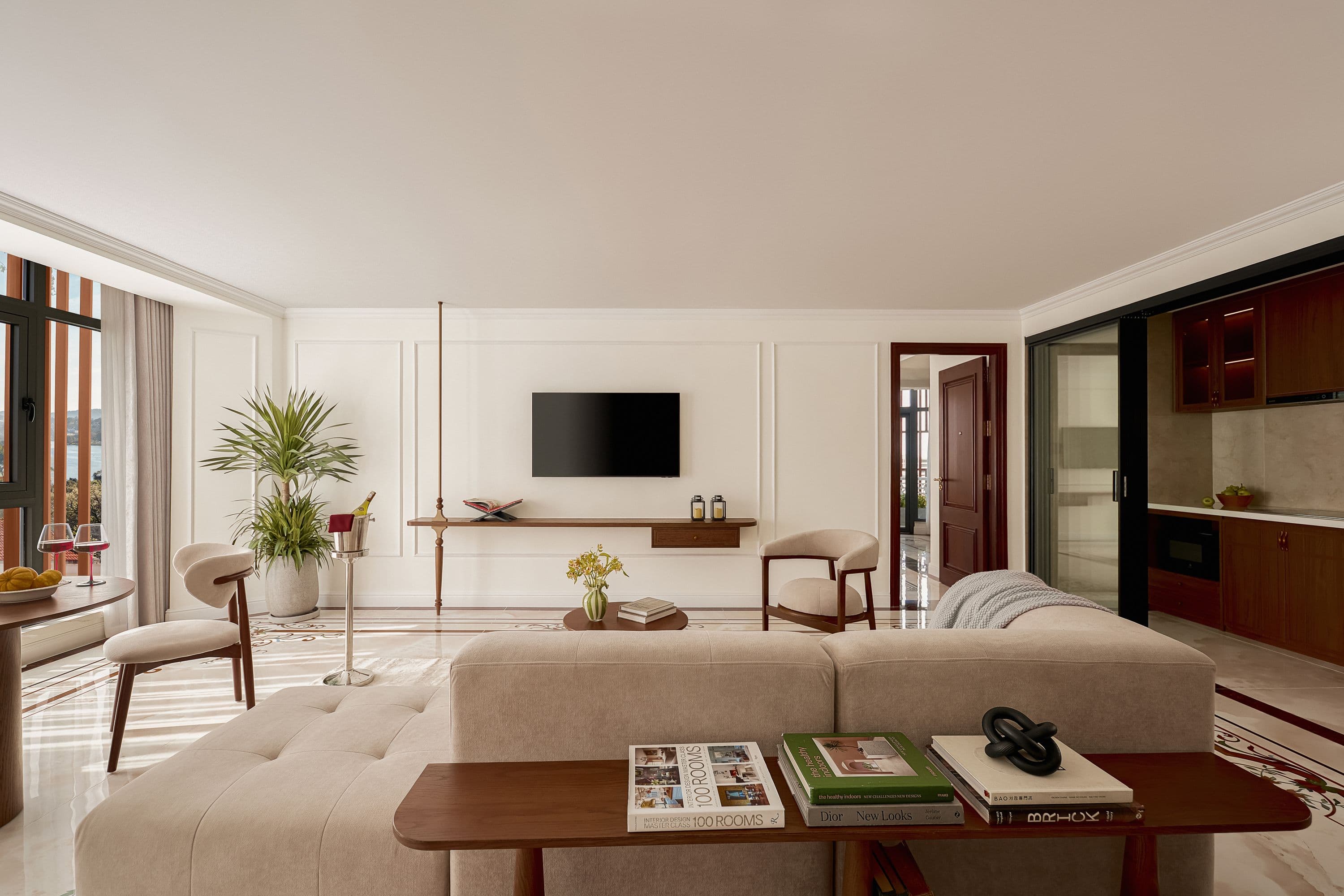 Grand Suite city view with bathtub