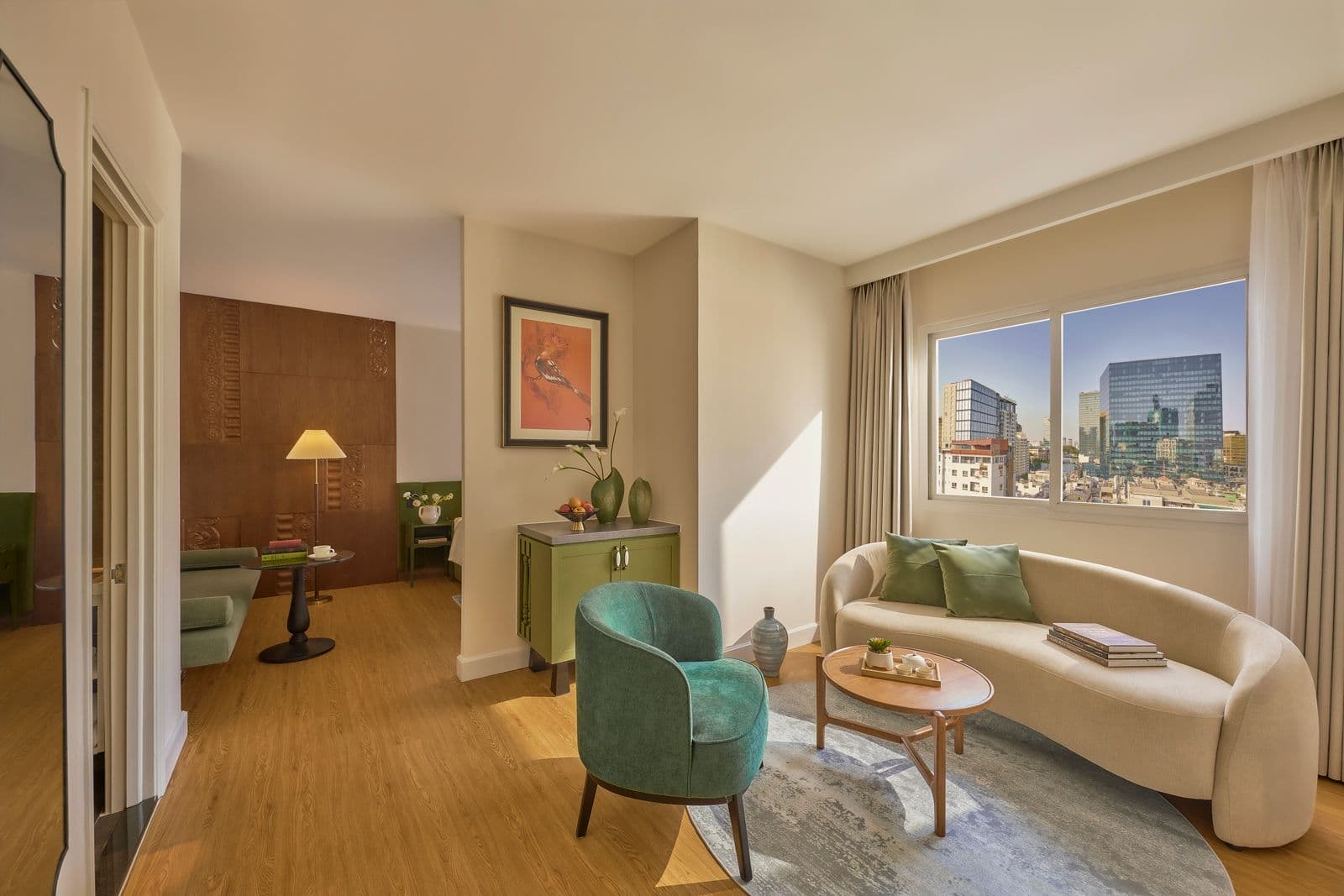 Junior Suite city view with bathtub